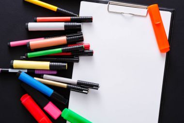 Çizim, işaretleri ve boş kağıt Kırtasiye