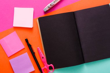 Şık siyah Not Defteri ile modern yaratıcı çalışma alanı