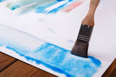 Elinde fırça. Sanatçı suluboya resim oluşturma