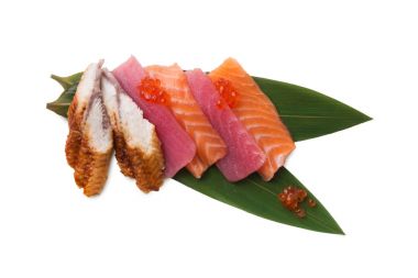 Sashimi beyaz izole bambu yaprak üzerinde ayarla