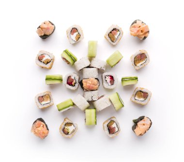 Beyaz arka plan üzerinde izole suşi çeşitler