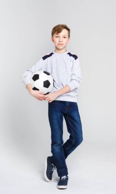 Casual beyaz stüdyo arka plan, futbol topu ile boy gülümseyerek