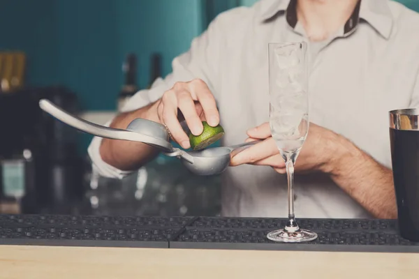Barman maken cocktail met kalk, close-up — Stockfoto