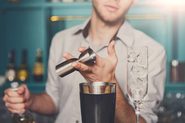 Bartender derramando xarope em vidro de medição — Fotografia de Stock