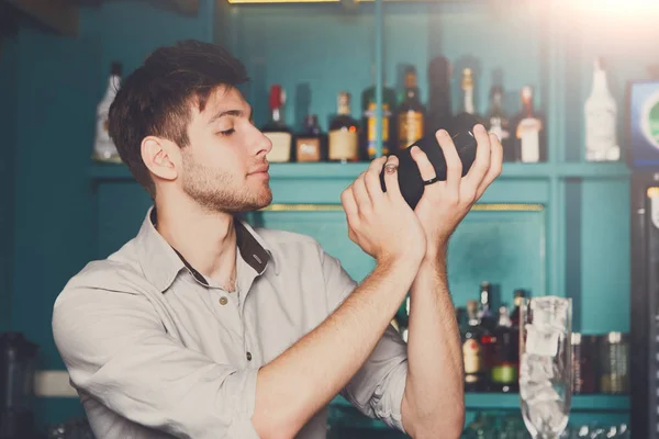 Barman schudden en mengen van alcohol cocktail — Stockfoto