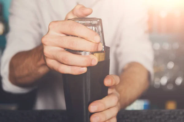 Sallayarak ve alkol kokteyl karışımı barmen — Stok fotoğraf