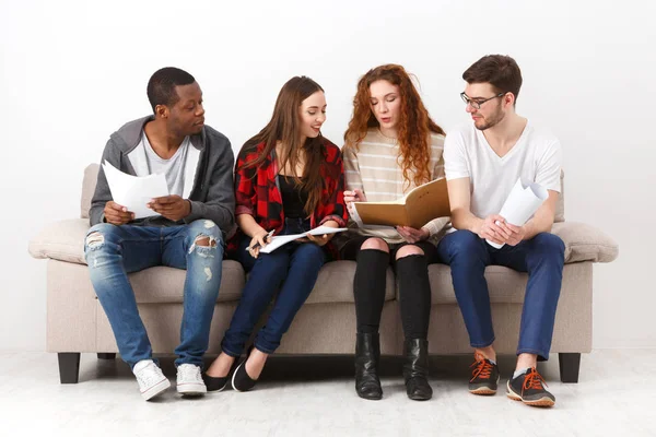 Çeşitli genç öğrenciler evde sınavına hazırlık