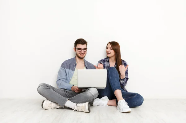 Pareja discutiendo el trabajo en el interior del hogar — Foto de Stock