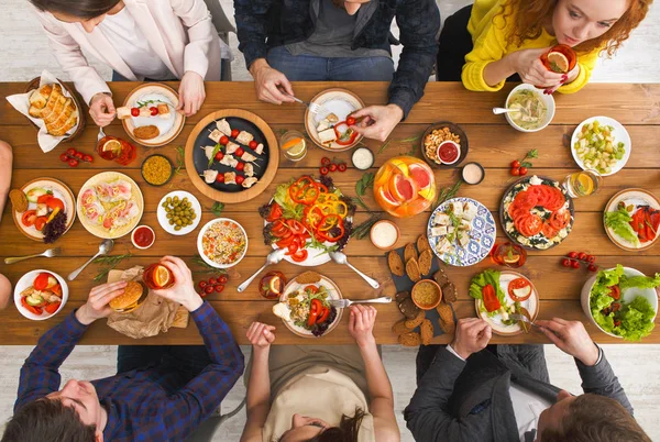 사람들이 제공된 테이블 디너 파티에서 건강 한 식사 — 스톡 사진