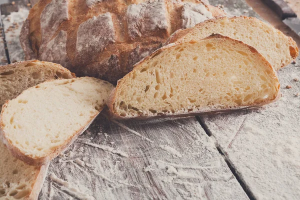 Fırın kavramı. Dilimlenmiş beyaz ekmek arka plan bol