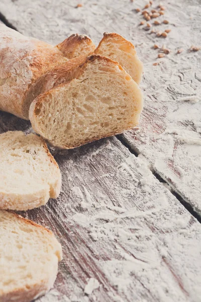 Concepto de panadería. Un montón de pan blanco en rodajas fondo — Foto de Stock