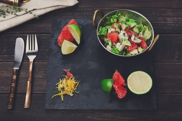 Vegetariano plato de restaurante indio, ensalada fresca en madera —  Fotos de Stock