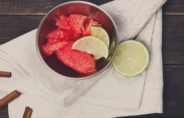 Здорова їжа - цитрусові шматочки фруктів у мідній мисці — стокове фото