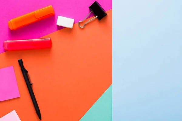 Diseño creativo minimalista - disposición plana del espacio de trabajo — Foto de Stock