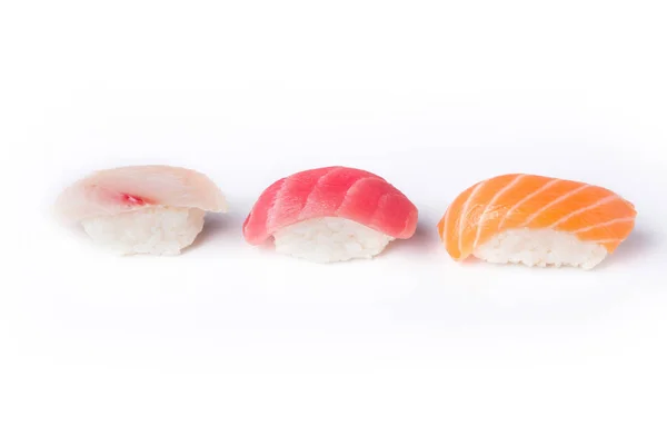 Drei Sushi hintereinander isoliert auf weißem Hintergrund — Stockfoto
