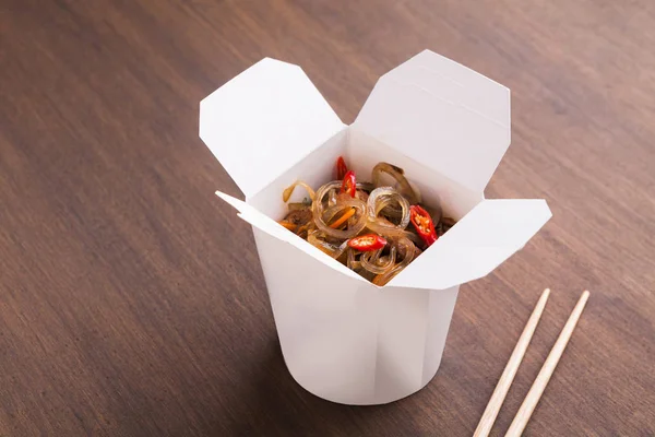 Aziatisch eten in levering vak op houten tafel — Stockfoto