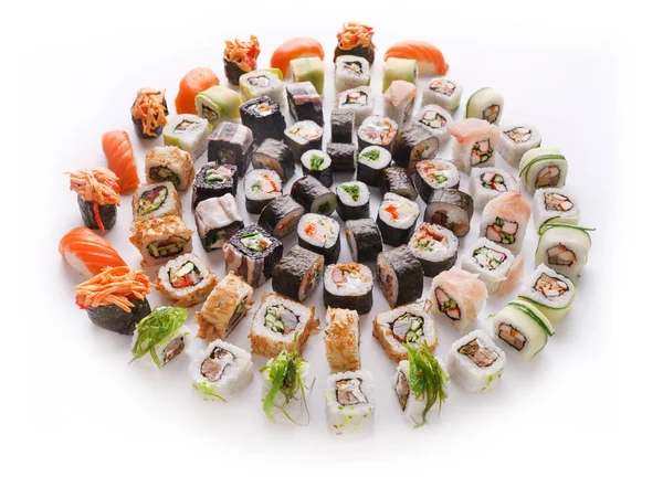 Sushi listo para una gran fiesta. Comida japonesa sobre fondo blanco — Foto de Stock