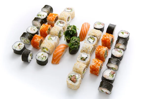 Sushi listo para una gran fiesta. Comida japonesa sobre fondo blanco — Foto de Stock