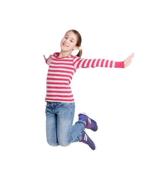 Menina adolescente feliz pulando no fundo isolado branco — Fotografia de Stock