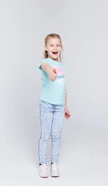 Retrato de chica alegre mostrando gesto de pulgar hacia arriba — Foto de Stock