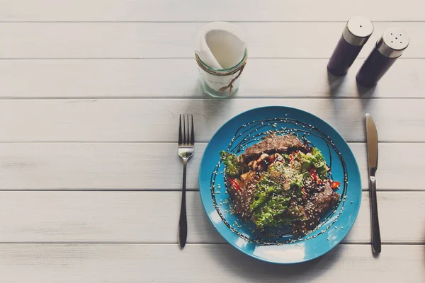Étterem étel, meleg hús saláta felülnézet — Stock Fotó