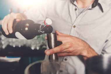 Barmen şurubu cam ölçme içine dökme