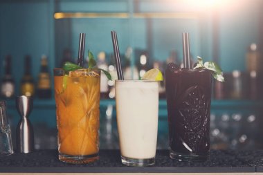 Yaratıcı egzotik alkollü kokteyller çubuk