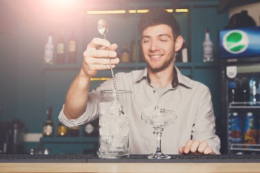 Barmen kokteyl closeup için buz yapma