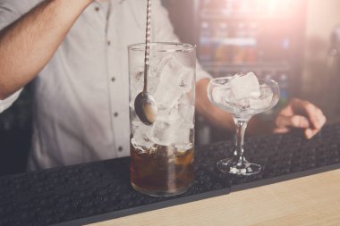 Genç Barmen karıştırma cosmopolitan kokteyl