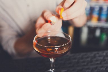 Genç barmen yapım yanan kokteyl