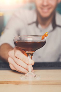 Barmen sunmaktadır alkollü kokteyl bar