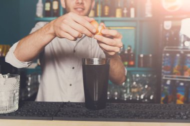 Yumurta sarısı ile kokteyl yapmak barmen