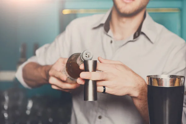 Cantinero vertiendo jarabe en vaso medidor — Foto de Stock