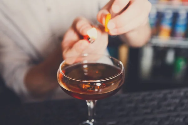 Jonge barman maken vlammende cocktail — Stockfoto