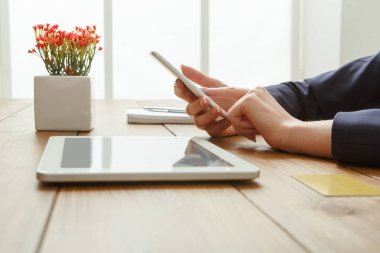 Kredi kartı ile ödeme için telefon kullanarak Womans