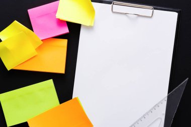 Renk notları ve bir not kağıdına kara tahta, kopya alanı