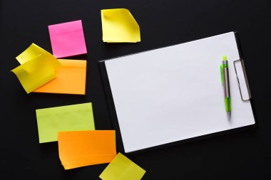 Renk notları ve bir not kağıdına kara tahta, kopya alanı