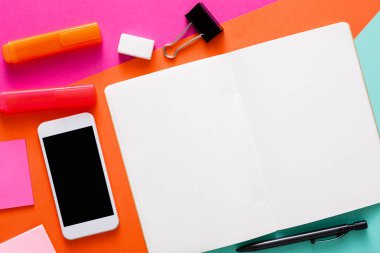 Yaratıcı minimal tasarım - düz workspace ile yatıyordu