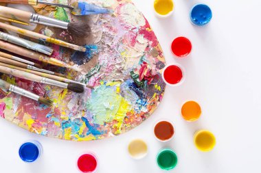 Renkli boya konturları, izole paletle sanat