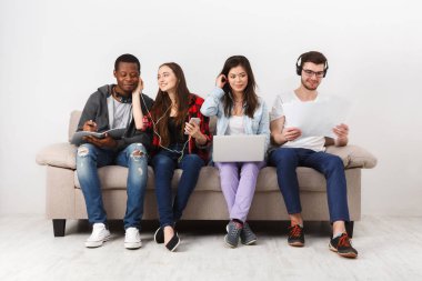 Gençlerin çeşitli gadget'lar ile müzik dinlemek