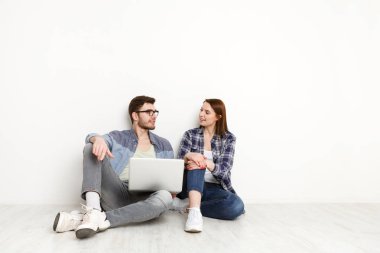 Rahat çift laptop ile çalışma, stüdyo vurdu