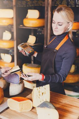 Bakkal dükkanı beyaz peynir sırasını için ödeme müşteri.