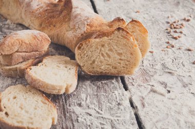 Fırın kavramı. Dilimlenmiş beyaz ekmek arka plan bol