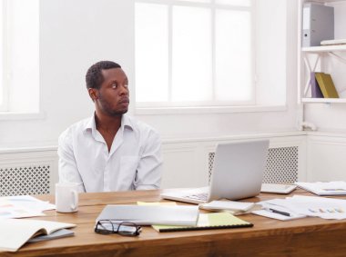 Düşünceli genç siyah adam onun başarılı iş zevk