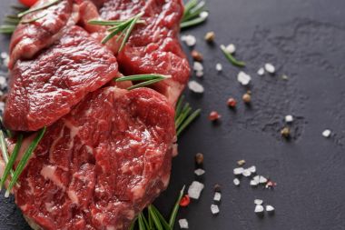 Kaburga eti ve baharat wood adlı siyah arka plan üzerinde