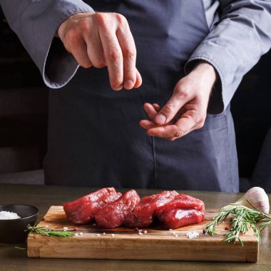 Şef fileto mignon adlı restoran mutfak ahşap tahta üzerinde baharat