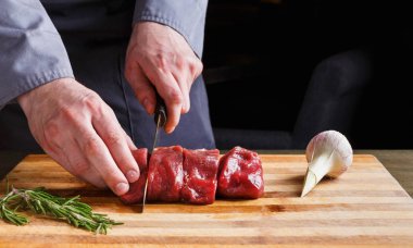 Şef kesme fileto mignon adlı restoran mutfak ahşap tahta üzerinde