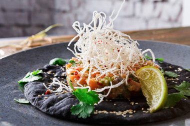 Hawaiian poke siyah susam düz kek üzerine. Modern restoran gıda arka plan