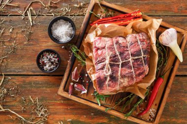 RAW zanaat yetkin rustik ahşap üzerine Başbakan kara angus sığır yaşlı