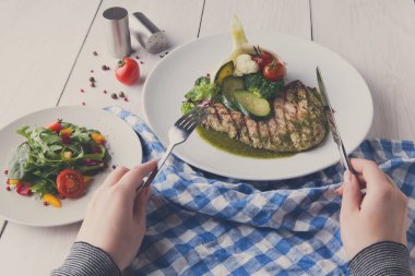 Sebze ve yeşil biber sosu ile ızgara biftek